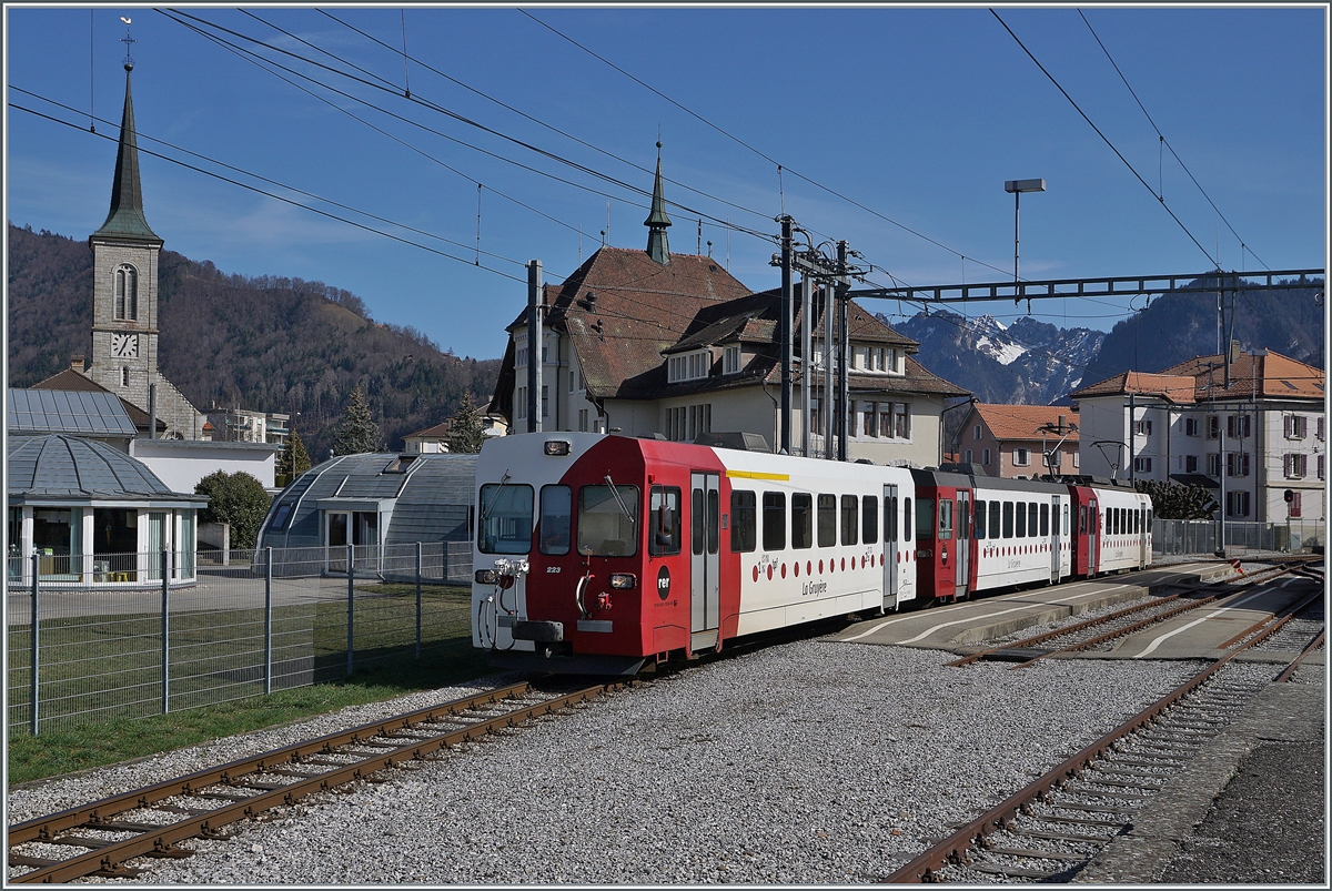 A TPF local Train on the way to Bulle by his stop in Broc Village. 

02.03.2021