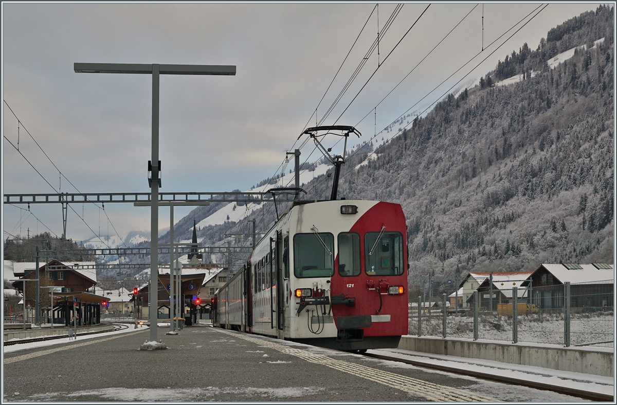 A TPF local train in the new Montbovon Station. 

03.12.2020