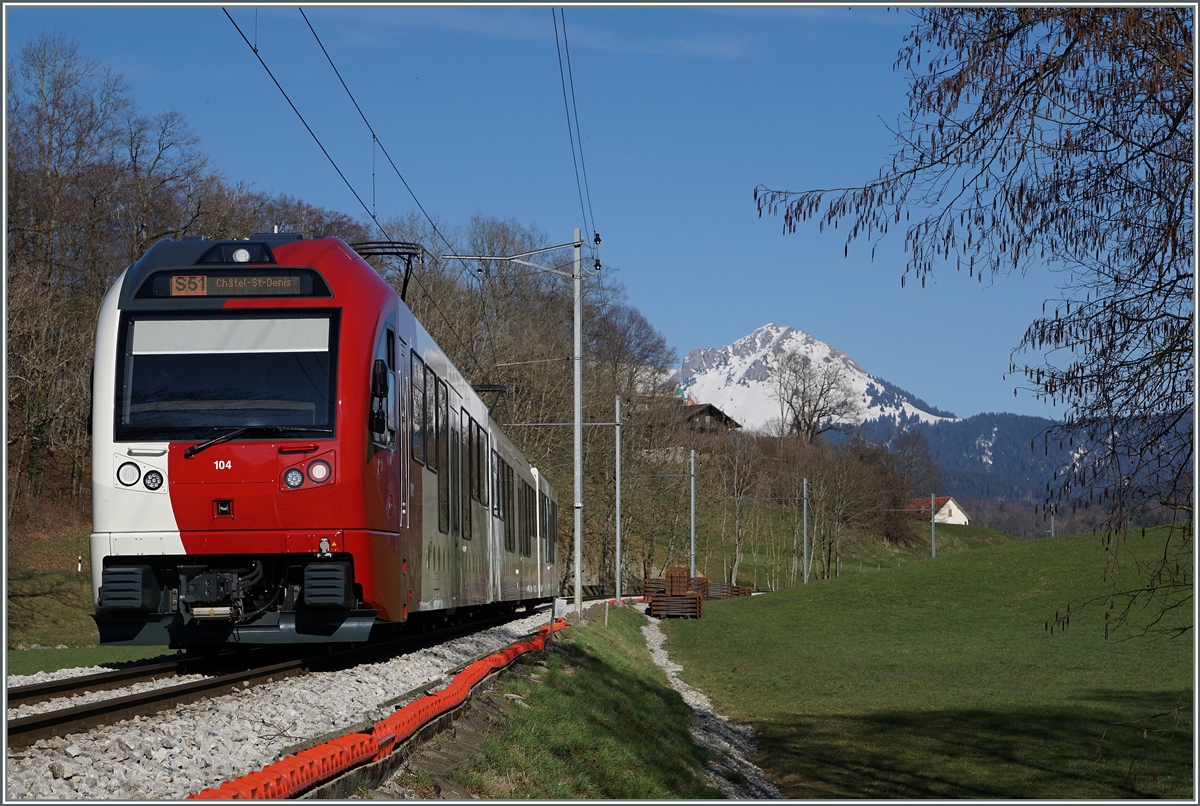 A TPF local train to Chatel St Denis near Remaufens.
26.03.2016