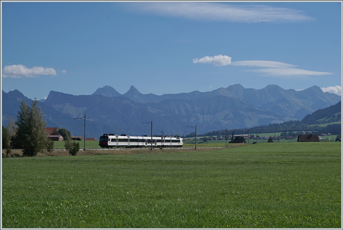 A TPF RBDe 560 Domino, typically with red dots, is on the journey between Sales and Vaulruz as RE 4022 from Düdingen to Broc- Farbique.

Sept. 29, 2023