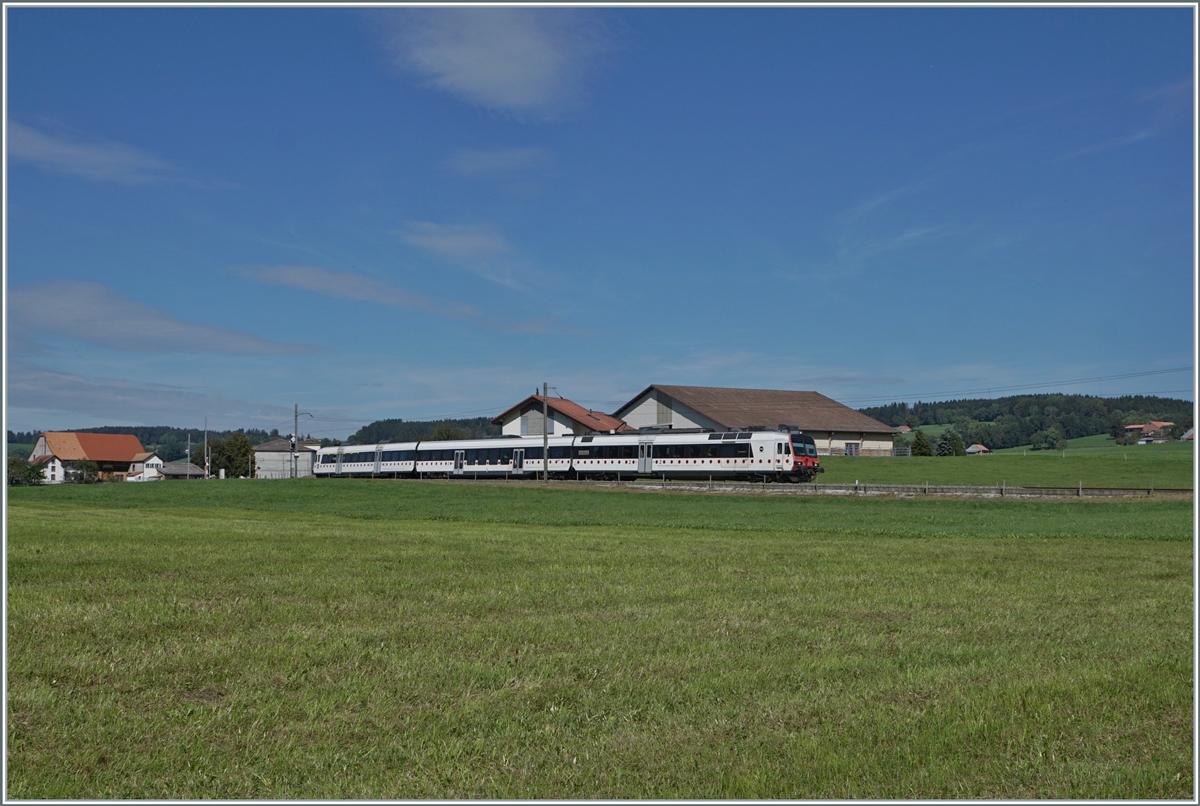 A TPF RBDe 560 Domino, typically with red dots, is on the journey between Sales and Vaulruz as RE 4022 from Düdingen to Broc- Farbique.

Sept. 29, 2023