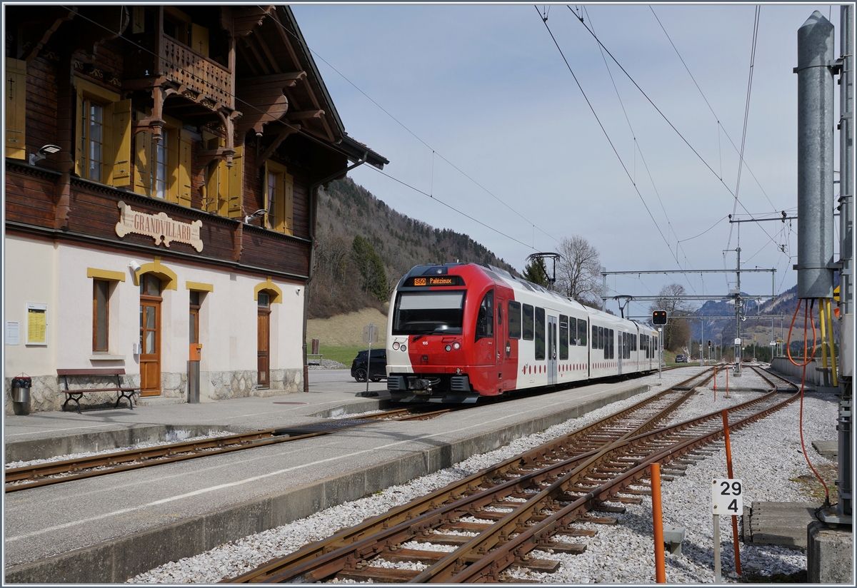 A TPF SURF local train in Grandvillard on the way to Palézieux.
02.04.2018