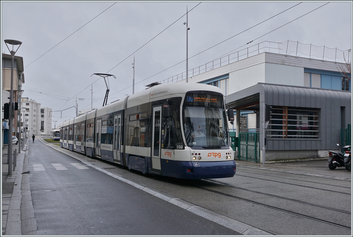 A tpg tram is leaving Annemase on the way to Lancy Pont Rouge (Line 17).

10.03.2023