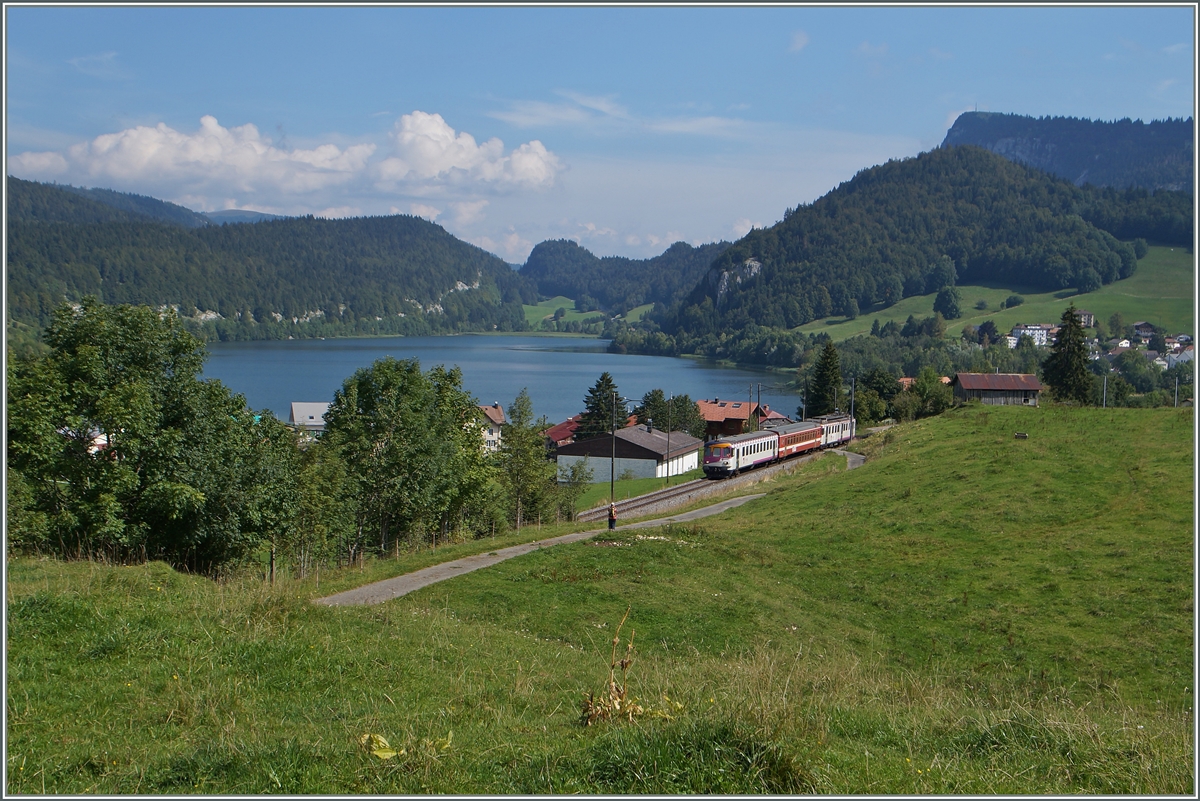 A Travay local train near Les Charbonniers. 
05.09.2014