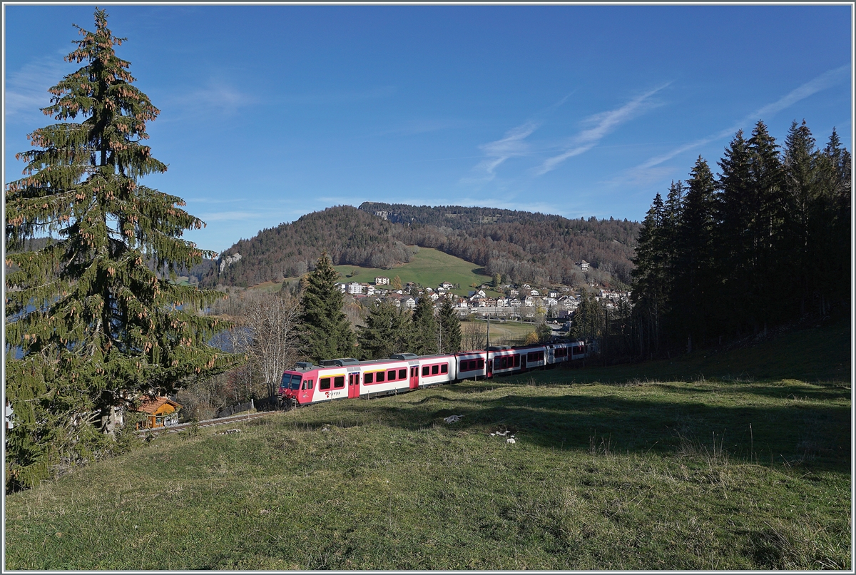 A TRAVY local service near Les Charbonnieres on the way to Vallorbe. 

14.11.2020