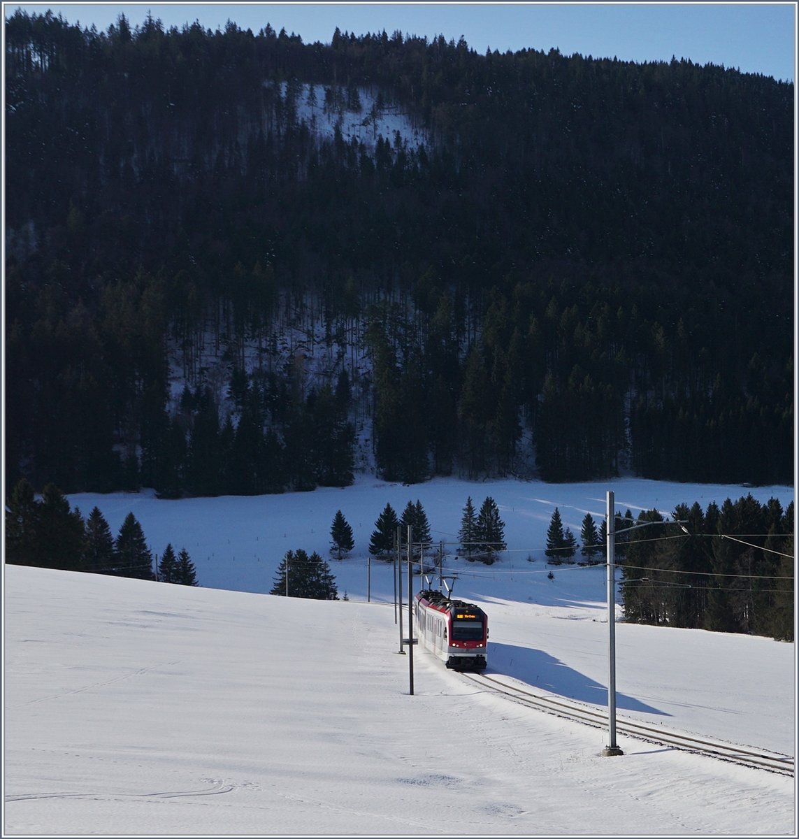 A Travys local train in the Jura Landscape by Ste Croix.
14.02.2016