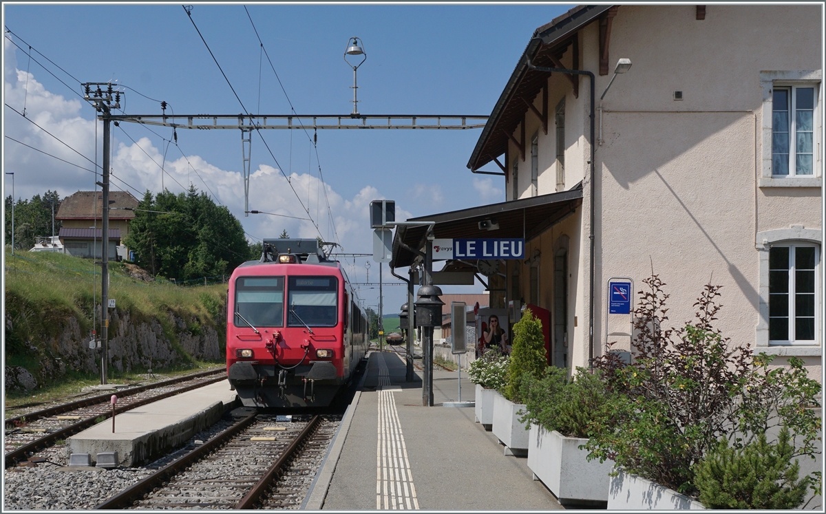 A TRAVYS RBDe 560  Domino  on the way to Vallorbe by his stop in Le Lieu. 

16.06.2022