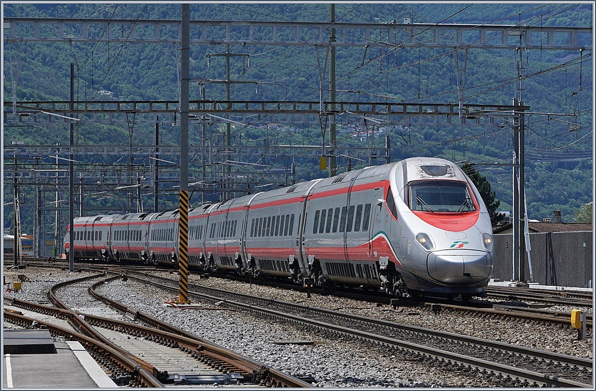 A Trenitalia ETR 610 on the way to the North in Giubianso.
20.05.2017