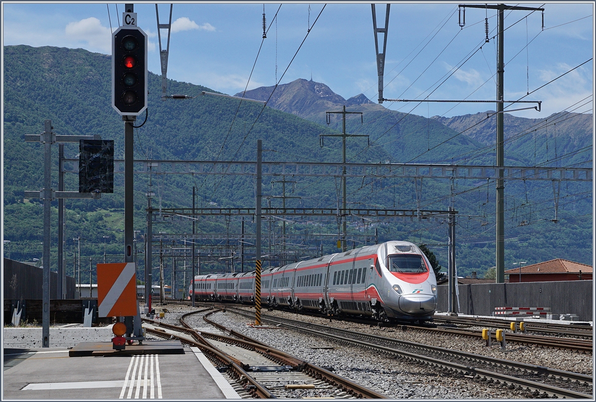 A Trenitalia ETR 610 on the way to the North in Giubianso.
20.05.2017