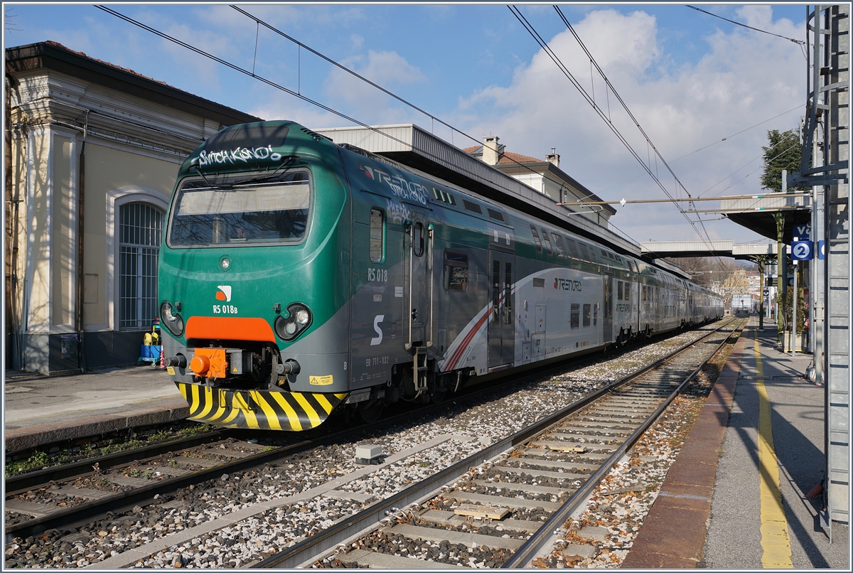 A Trenord Ale 711 is waiting his departure to Treviglio.
16.01.2018