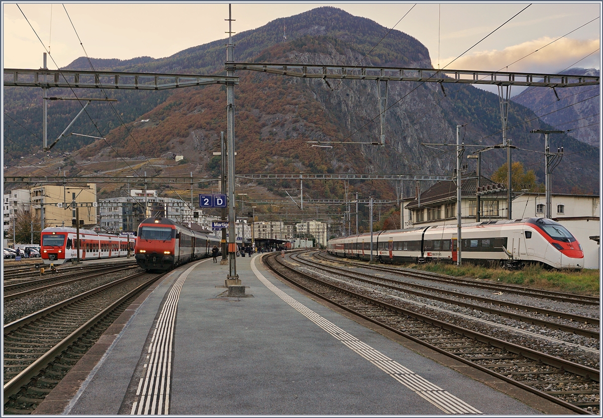 A TRM RABe 527, a SBB IR and the SBB RABe 501 002 (Giruno) in Martigny.
30.10.2017