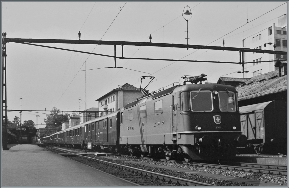 A typical Jura-Südfuss express train from the mid-80s with the Re 4/4 II 11305 stopping in Aarau.

Sept. 30, 1984