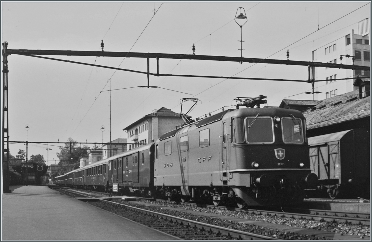 A typical Jura-Südfuss express train from the mid-80s with the Re 4/4 II 11305 stopping in Aarau.

Sept. 30, 1984