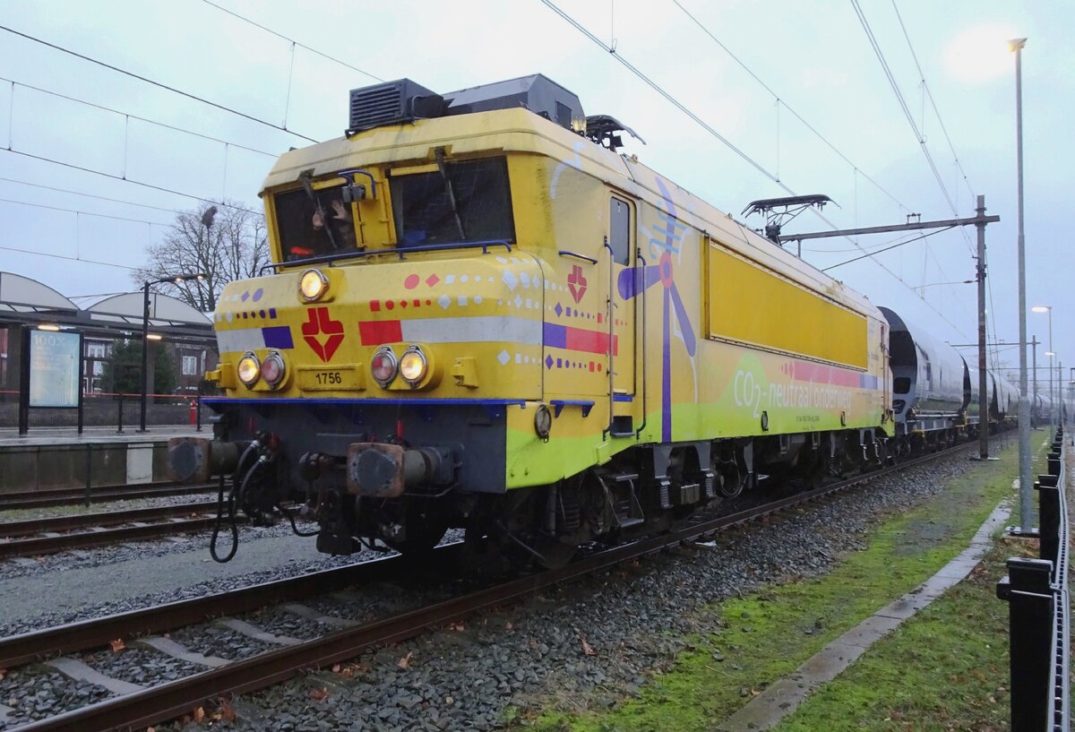 A very big  thank you  toward the loco driver of Strukton 1756 entering Oss on a very rainy 29 December 2021 is on order! When he saw your photoghrapher standing, he slowed his cereals train to snail's  pace for the pictures to succeed! 
