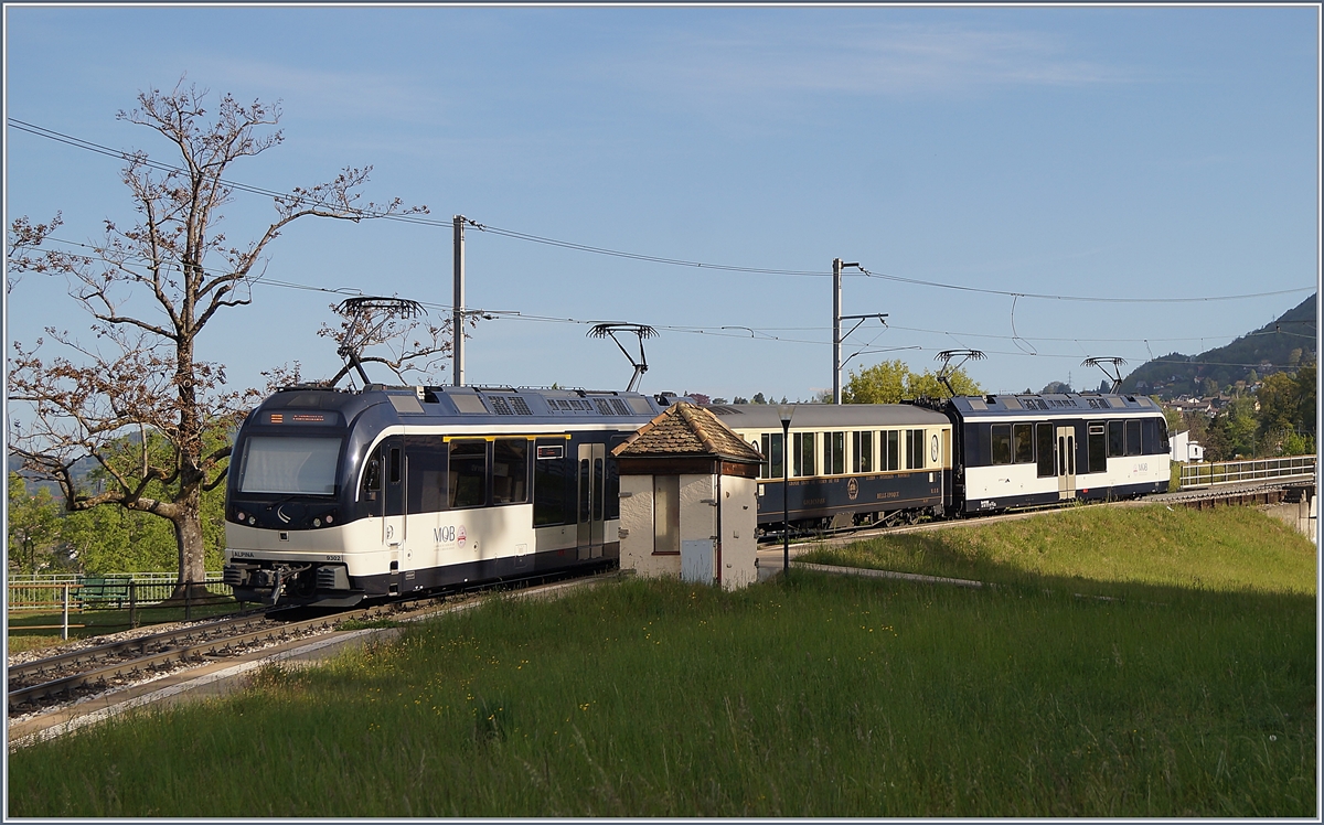 A very short MOB GoldenPass Belle Epoque train service by< Châtelard VD on the way to Zweisimmen. 

18.04.2020