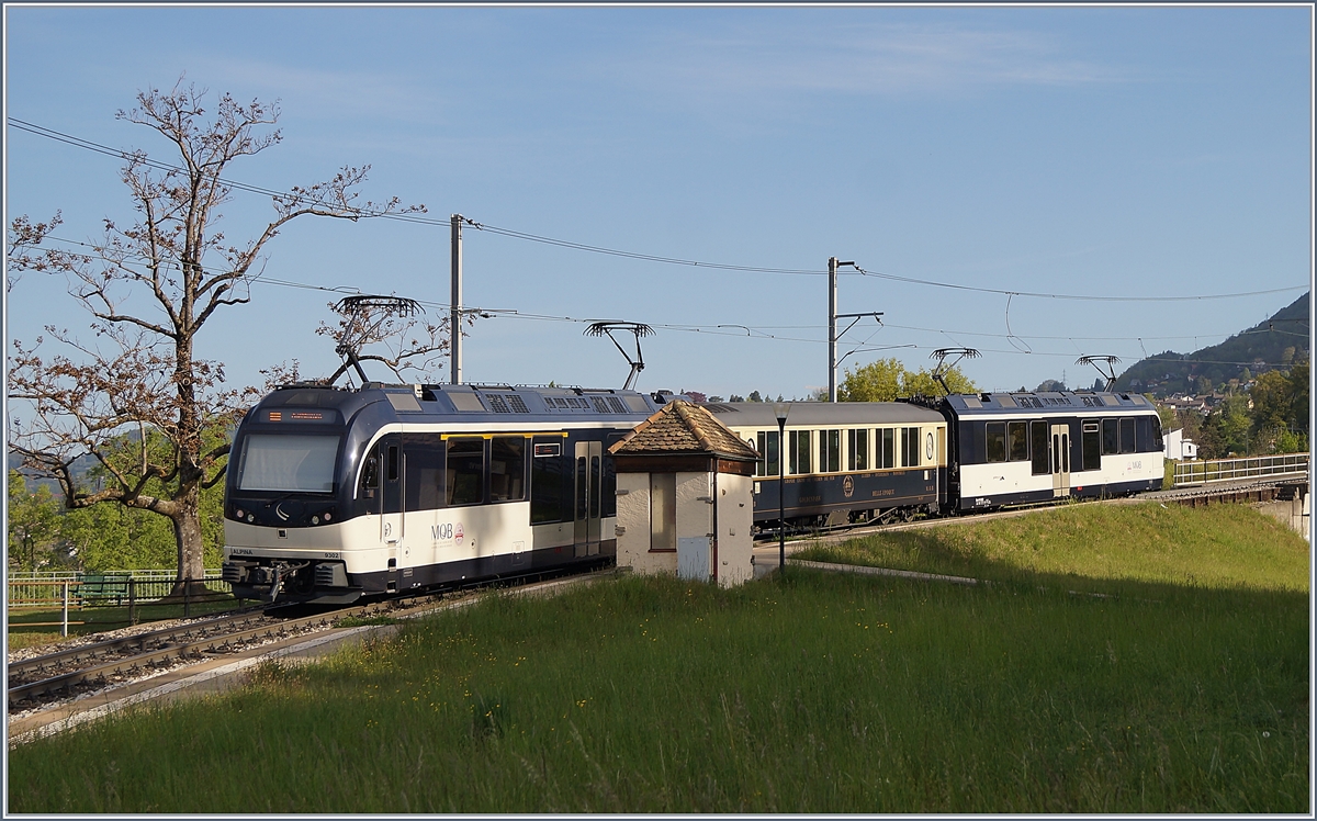 A very short MOB GoldenPass Belle Epoque train service by< Châtelard VD on the way to Zweisimmen. 

18.04.2020