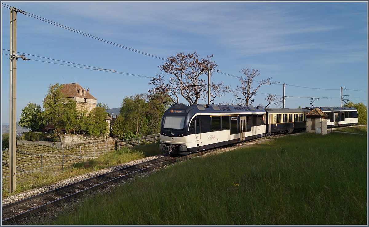 A very short MOB GoldenPass Belle Epoque train service by< Châtelard VD on the way to Zweisimmen. 

18.04.2020