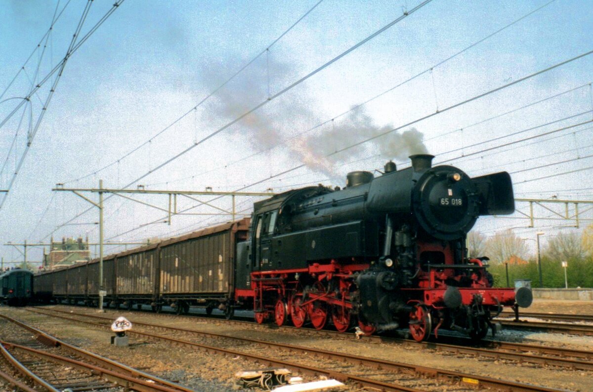A very special occasion at geldermalsen took place on 23 April 2003. SSN decided to send a passenger train and a photo freight (with the 65 018 seen here) into the Betuwe via a single track line to give the many passengers a ride near the Betuweroute freight artery which was then build. Sadly, the SSN planners did not take into account that that very day, ebngineering works on Tiel--Elst made any ride on the single line impossible. So the trains were cut short at Geldermalsen and to give the passengers (and coincidentally viewers like your photographer) yet a good day, both trains were given a photo session at Geldermalsen. 