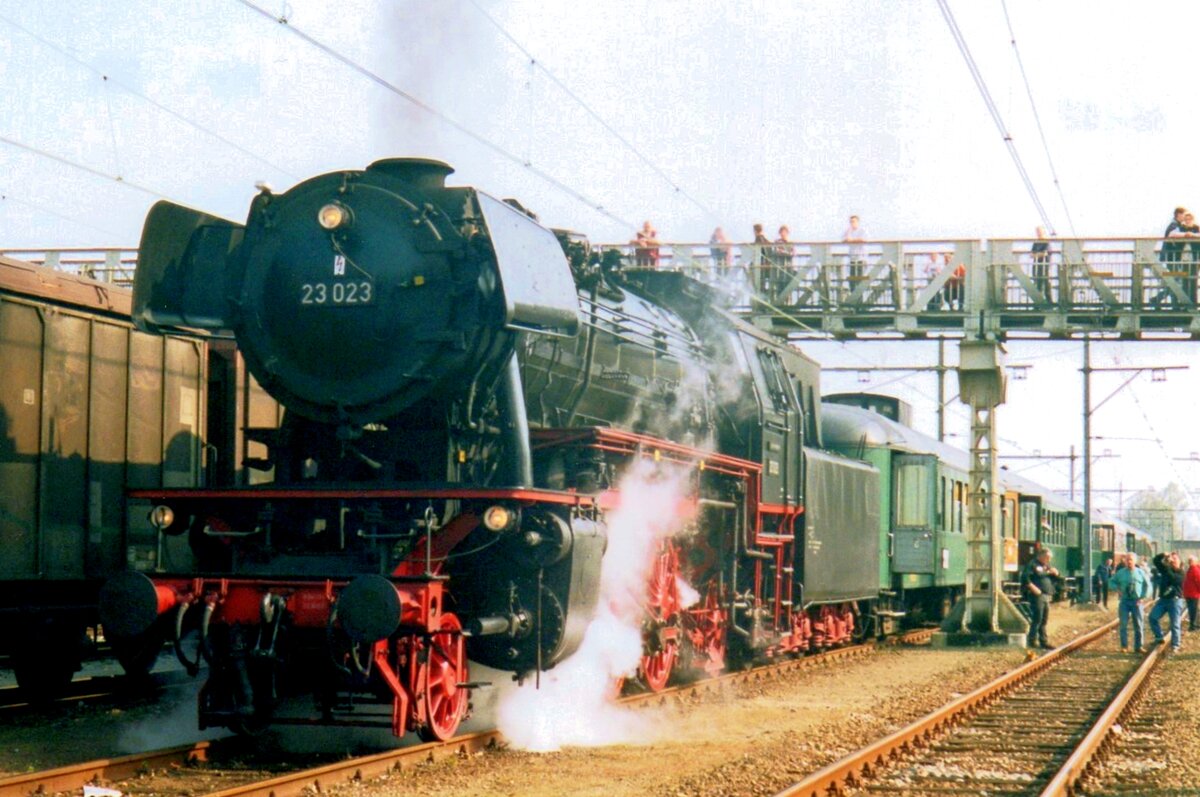 A very special occasion at Geldermalsen took place on 23 April 2003. SSN decided to send a passenger train (with 23 023 heading) and a photo freight into the Betuwe via a single track line to give the many passengers a ride near the Betuweroute freight artery which was then build. Sadly, the SSN planners did not take into account that that very day, ebngineering works on Tiel--Elst made any ride on the single line impossible. So the trains were cut short at Geldermalsen and to give the passengers (and coincidentally viewers like your photographer) yet a good day, both trains were given a photo session at Geldermalsen. The train with 23 023 just returned from Tiel at Geldermalsen.