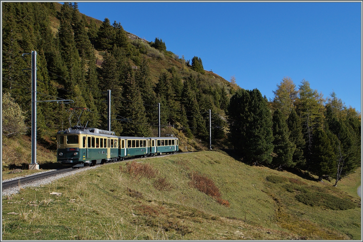 A WAB local train betweeen Wengeralp and Kleine Scnheidegg.
09.10.2014