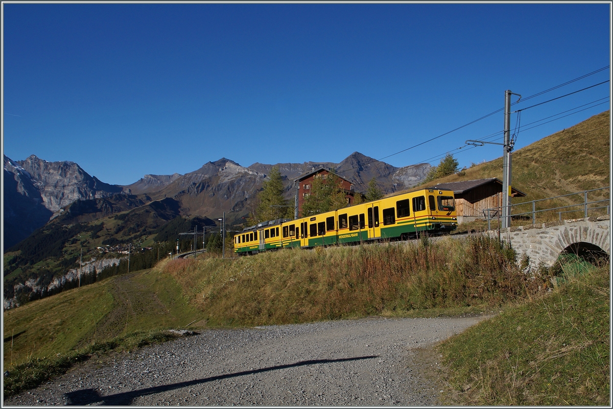 A WAB local train betweeen Wengeralp and Kleine Scnheidegg.
09.10.2014