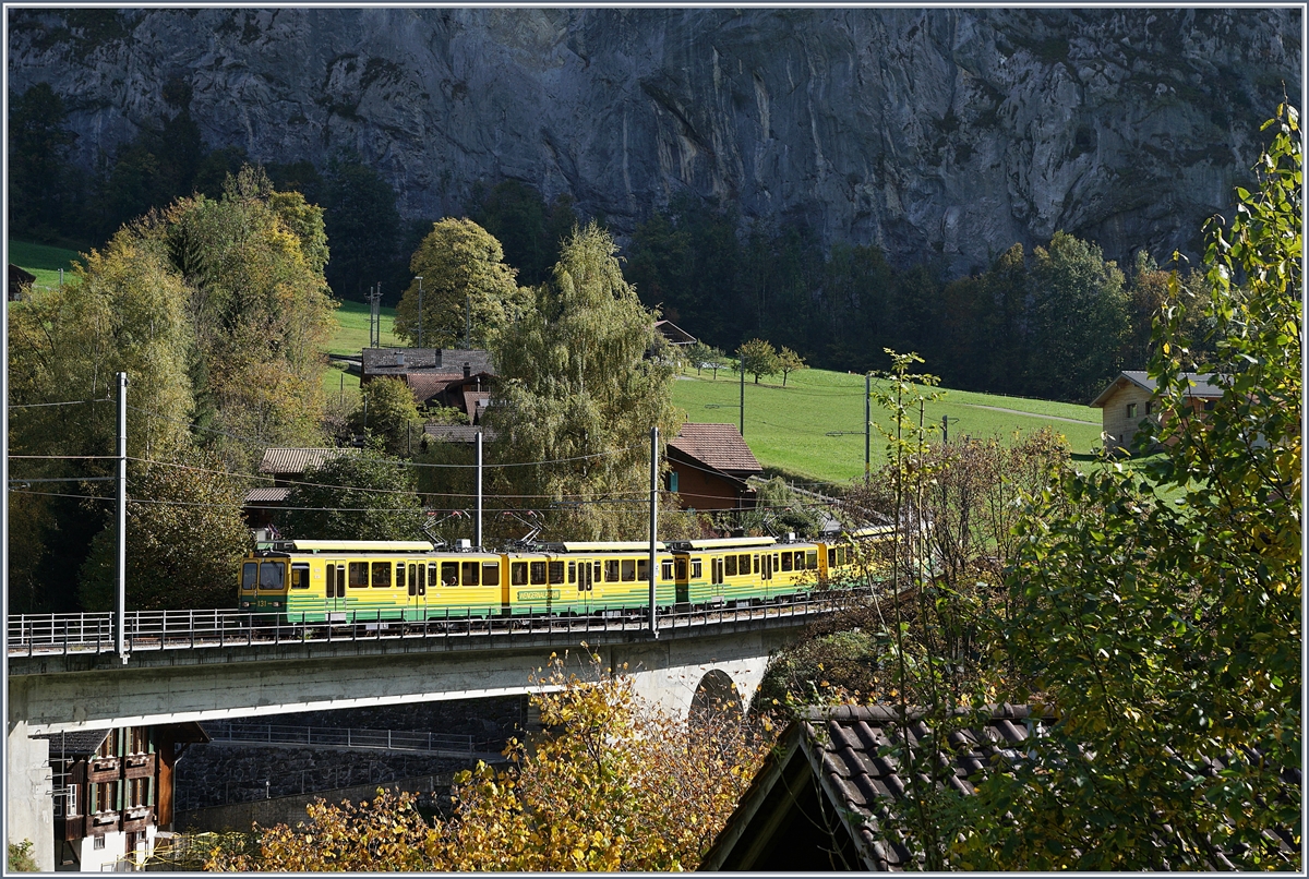 A WAB local train service from the Kleine Scheidegg is arriving at Lauterbrunnen.

16. Okt. 2018