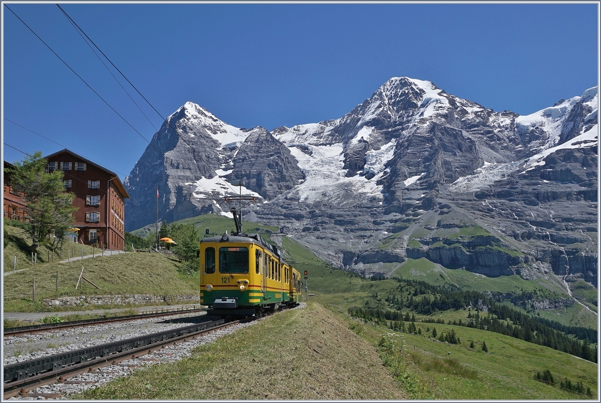 A WAB train on the way to Lauterbrunnen is arriving at the Wengeralp. 

08.08.2016