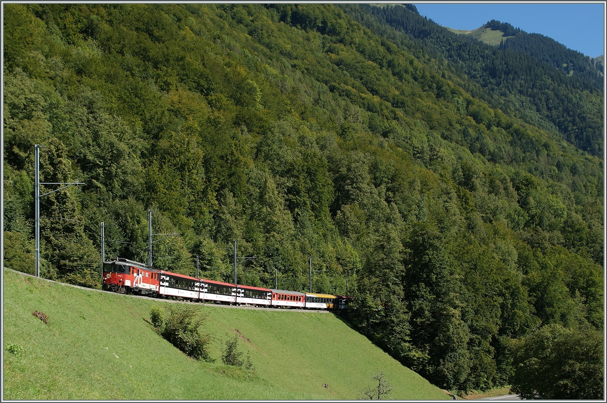 A ZB De 110 with a GoldenPass IR from Luzern to Interlaken near Oberried.
27.08.2012 