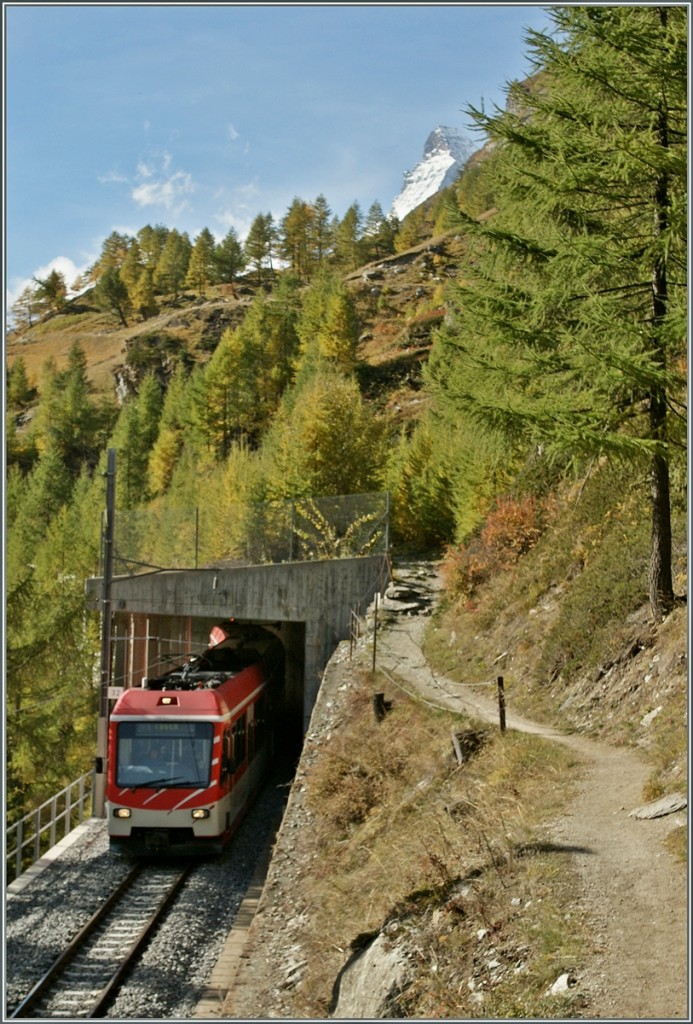 A Zermatt Shuttle Service near Zermatt; on the right: The Matterhorn.
21.10.2013