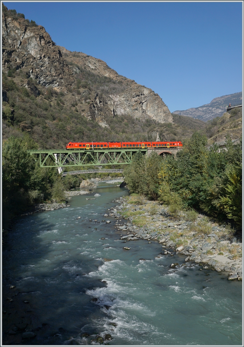 About halfway between Chatillon Saint Vincent and Verres, a bi-modular FS Trenitalia BUM BTR 813 is traveling as RV VdA 272 from Torino Porta Nuova to Aosta and crosses the Dora Baltea river at Borgo.

October 11, 2023