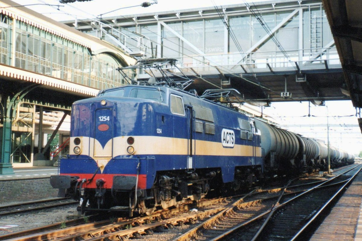 ACTS 1254 hauls an oil train through 's-Hertogenbosch on 2 August 2002.