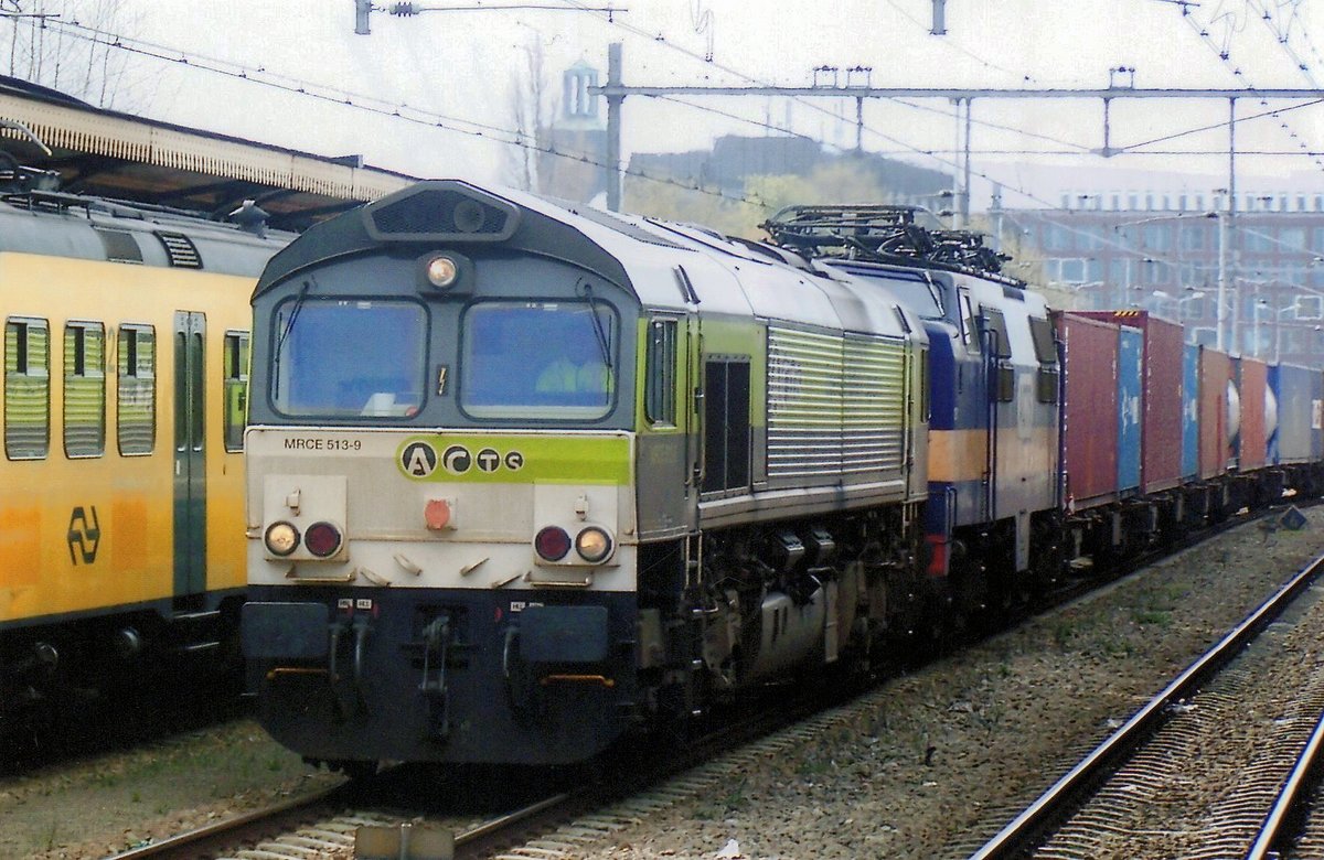 ACTS 513-9 stands now in grey at 's-Hertogenbosch on 2 February 2008 with a container train toward Utrecht and Amsterdam Westhaven.