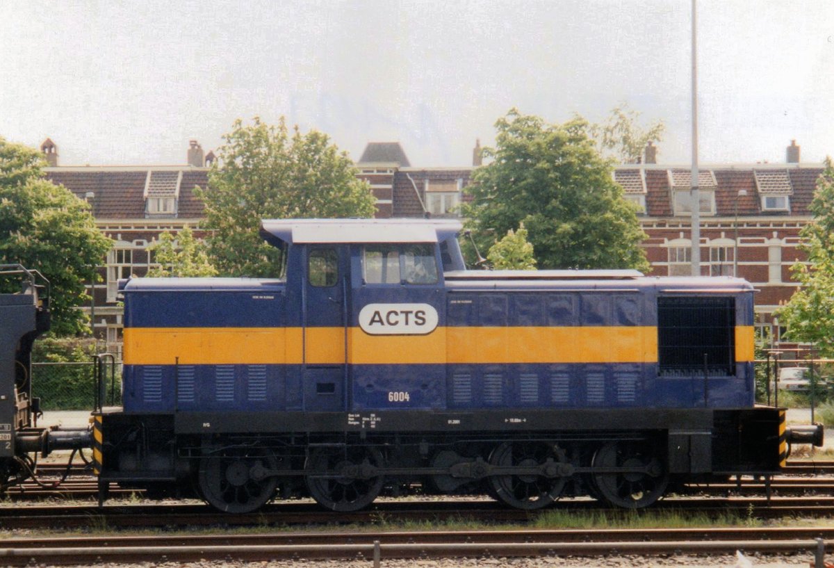 ACTS 6004 shunts autotransporters at 's-Hertogenbosch on 13 June 2002.