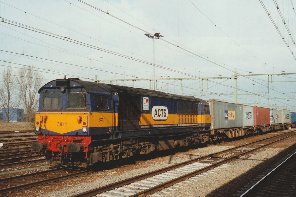 ACTS, ex-BR 5811 stands at Nijmegen on 25 February 2003 with a diverted container train. The era of ex-BR Class 58 within the ranks of Dutch operator ASCTS was but a brief spel before continuing to heavy rail vworks in France.