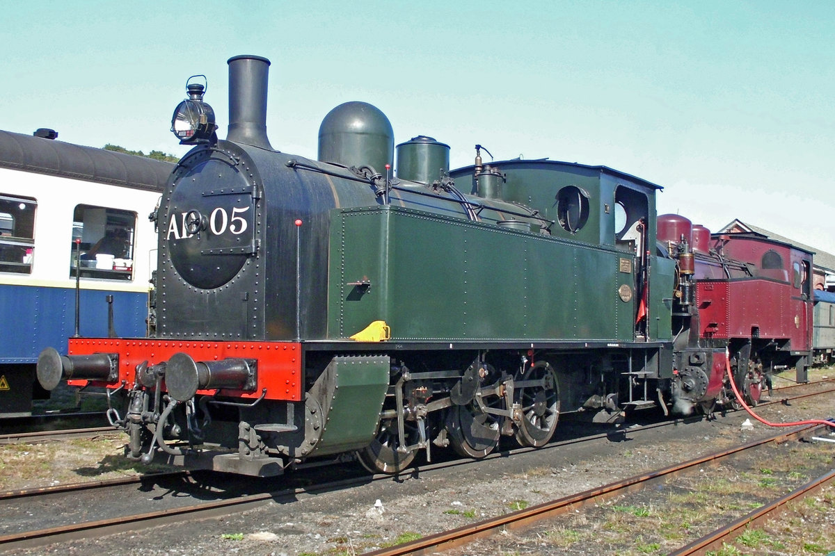 AD05 stands in Mariembourg on 21 September 2019. AD stands for Andre Dumont, the name of one of the erstwhile many coal mines in Belgium. This one was at Genk-Waterschei. Each coal mine of real importance had at least one of these tank engines for lokal operations, fout of which reveived an asylum at the CFV3V. 