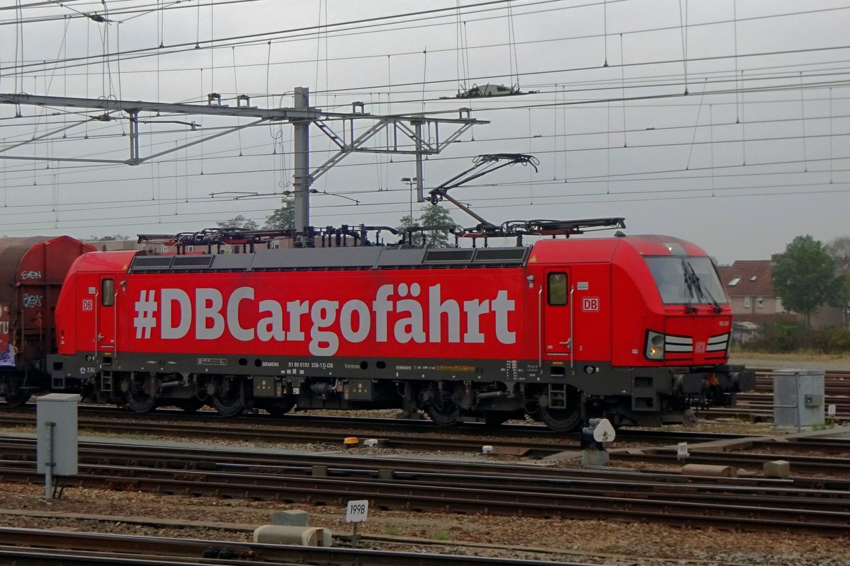 Advertiser 193 338 'DB Cargo Fährt (DB Cargo on the move)' stands in Venlo on a grey morning of 27 August 2020.