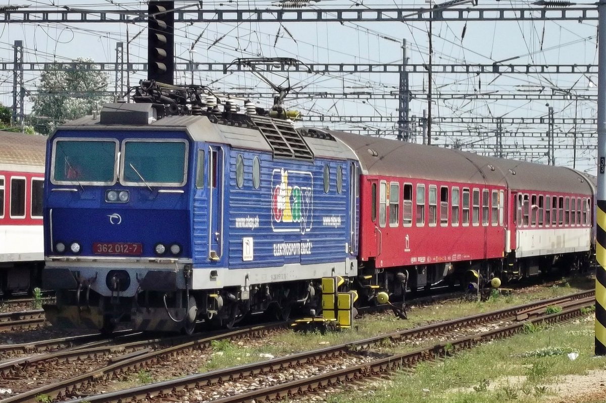 Advertiser 362 012 enters Bratislava hl.st. on 2 June 2015. The engine will run round and leave the Slovak capital half an hour later again.
