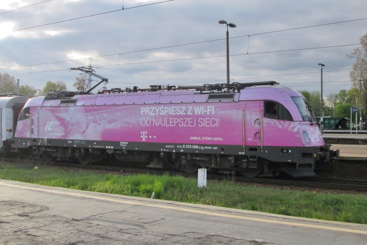 Advertiser 370 006 stands at Warszawa-Zachodnia on 2 May 2016.