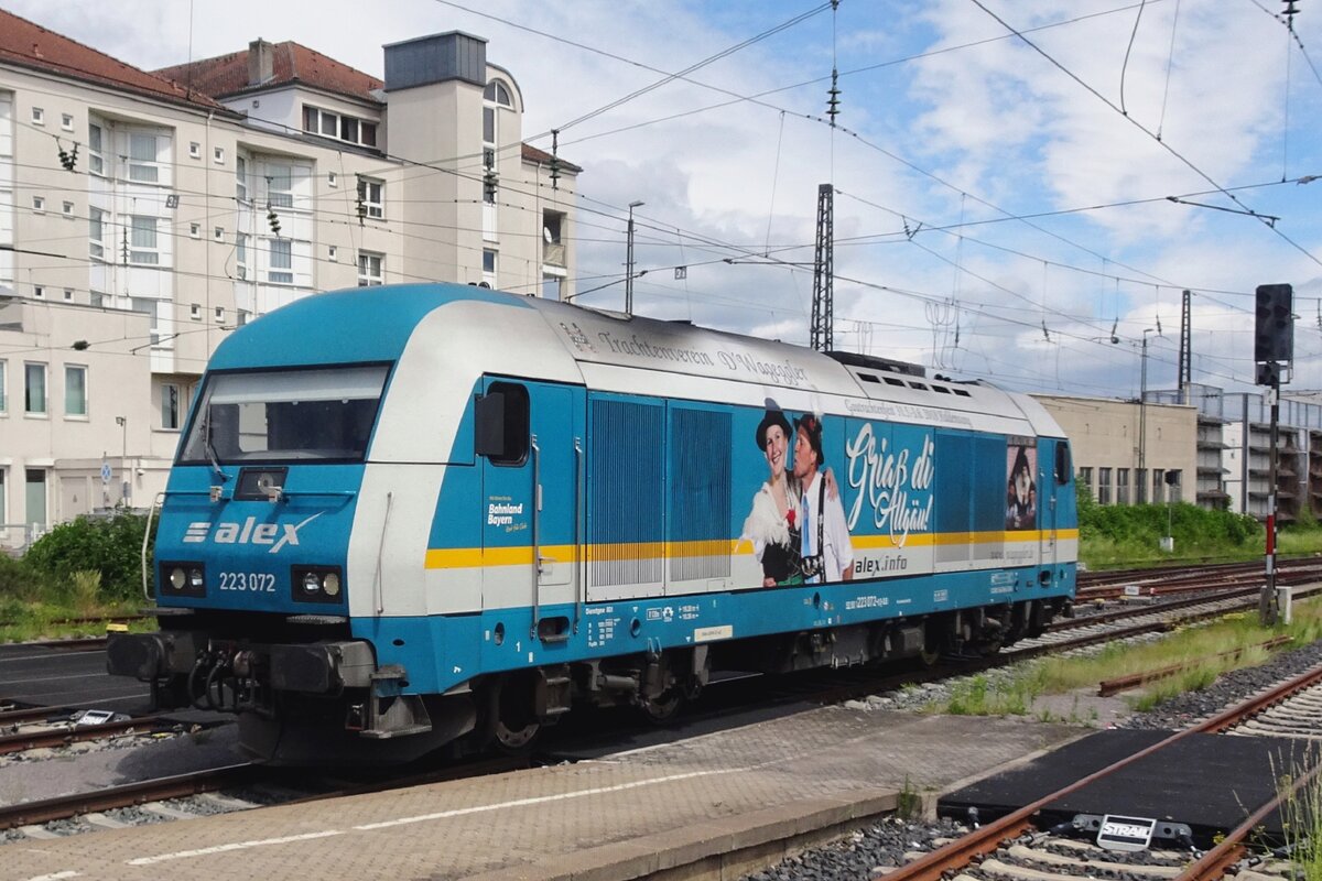 After having Arrived at Regensburg Hbf on 27 May 2022, ALEX 223 072 advertises for the Algau region.