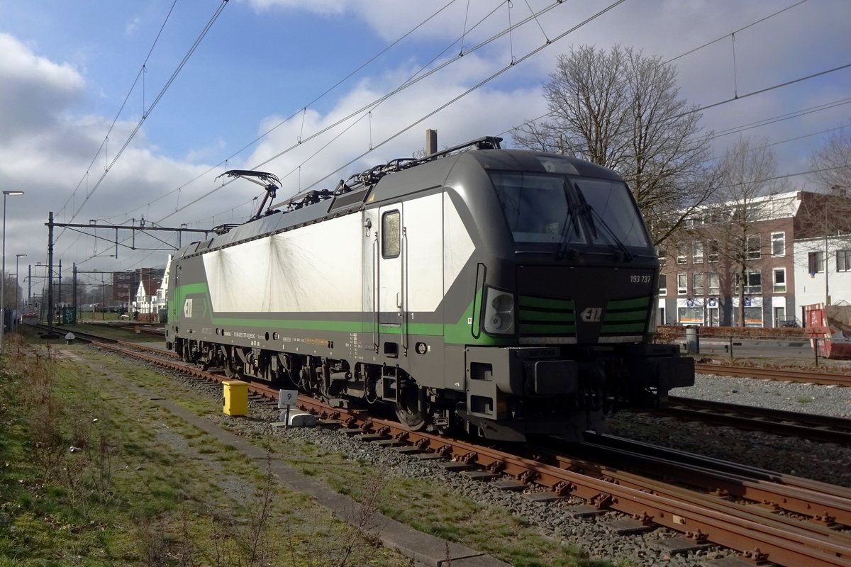 After having brought in a cereals train, LTE 193 737 runs round at Oss on 27 February 2021.