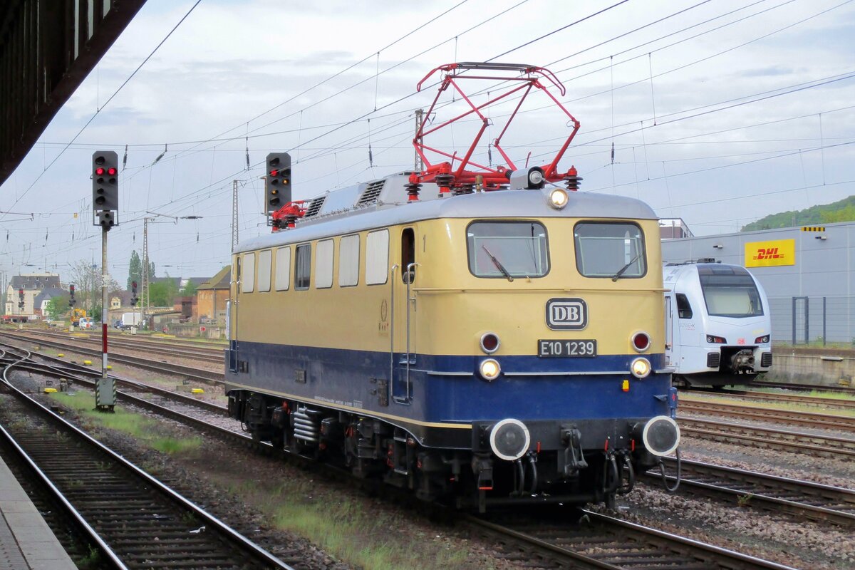 After having brought in a special train at Trier, E 10 1239 runs light through the station on 29 April 2018.