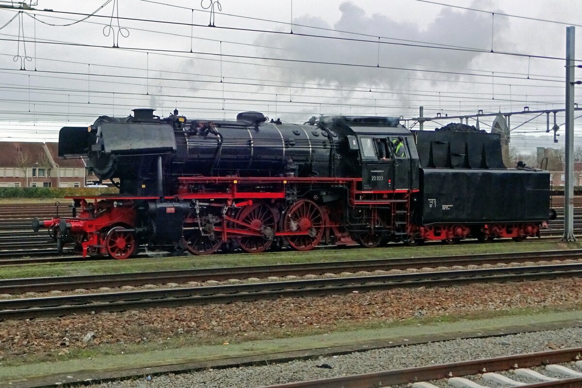 After having brought a steam train from Rotterdam into Venlo, SSN'ds 23 023 runs light through Venlo yard on 21 December 2019.