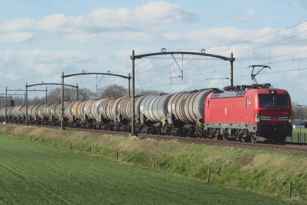After having enjoyed acup of coffee at a nearby pub, your photographer returned to Hulten's  spot site just in time to catch 193 307 with a tank train passing by on 23 February 2022.