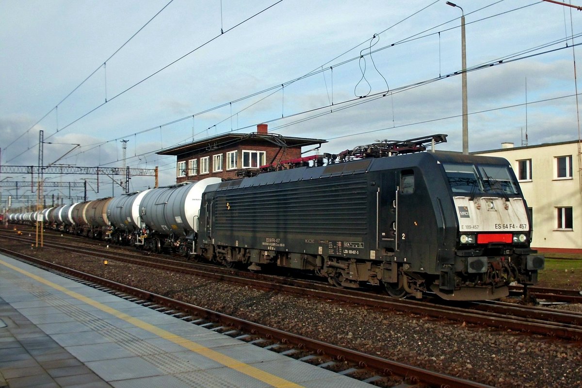 After having received the go-ahead, 189 457 hauls her tank train out of Rzepin toward Wroclaw on 25 February 2020.