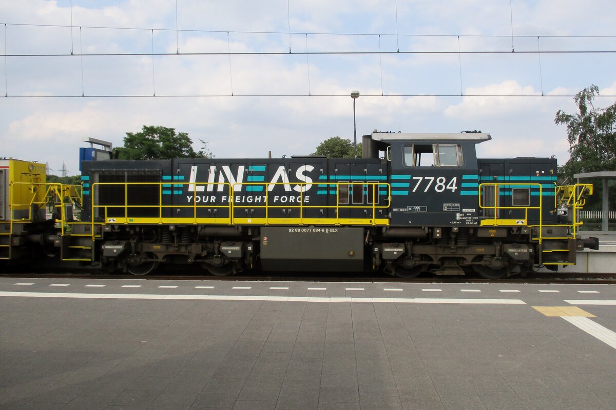 After having taken part in an exhibition LIneas 7784 is about to leave Blerick on the evening of 10 June 2018.