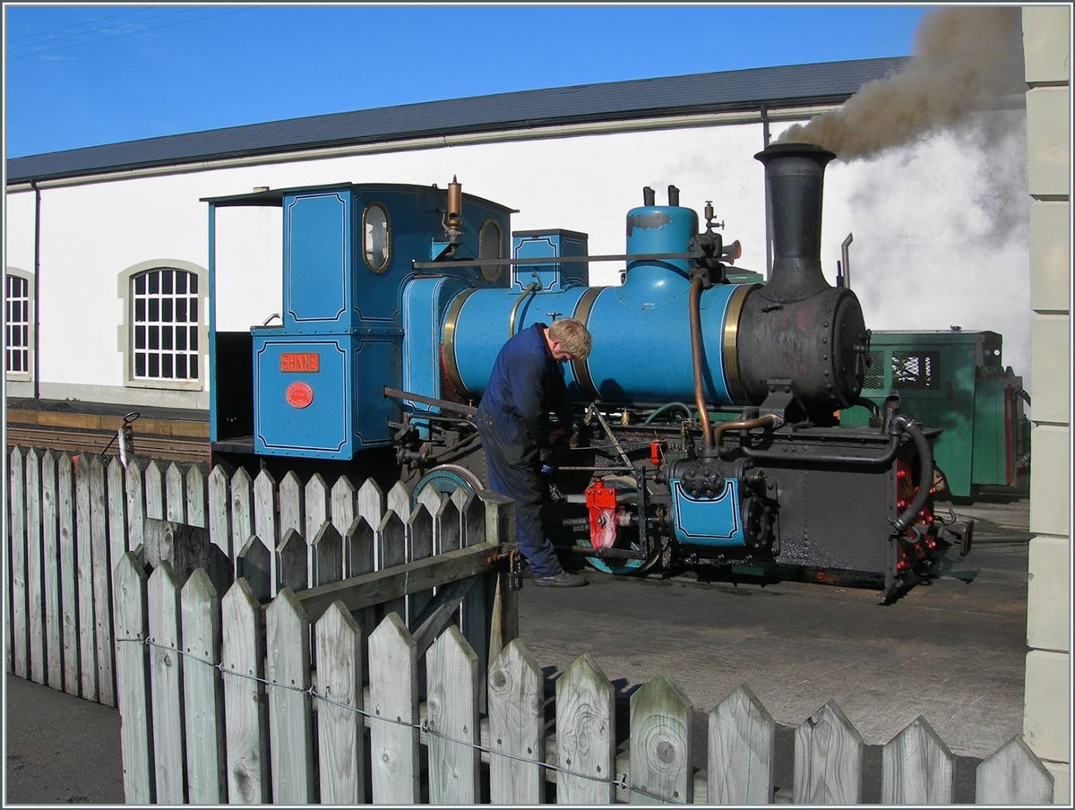 After its journey, the little steam locomotive  Shane  gets some care in the depot before the train goes on another journey. While the locomotive driver (not shown in the picture) supplies the locomotive with peat, the shunting worker oils it heavily, but interestingly enough, the locomotive does not receive any water during this short stay here.

Sept. 22, 2007