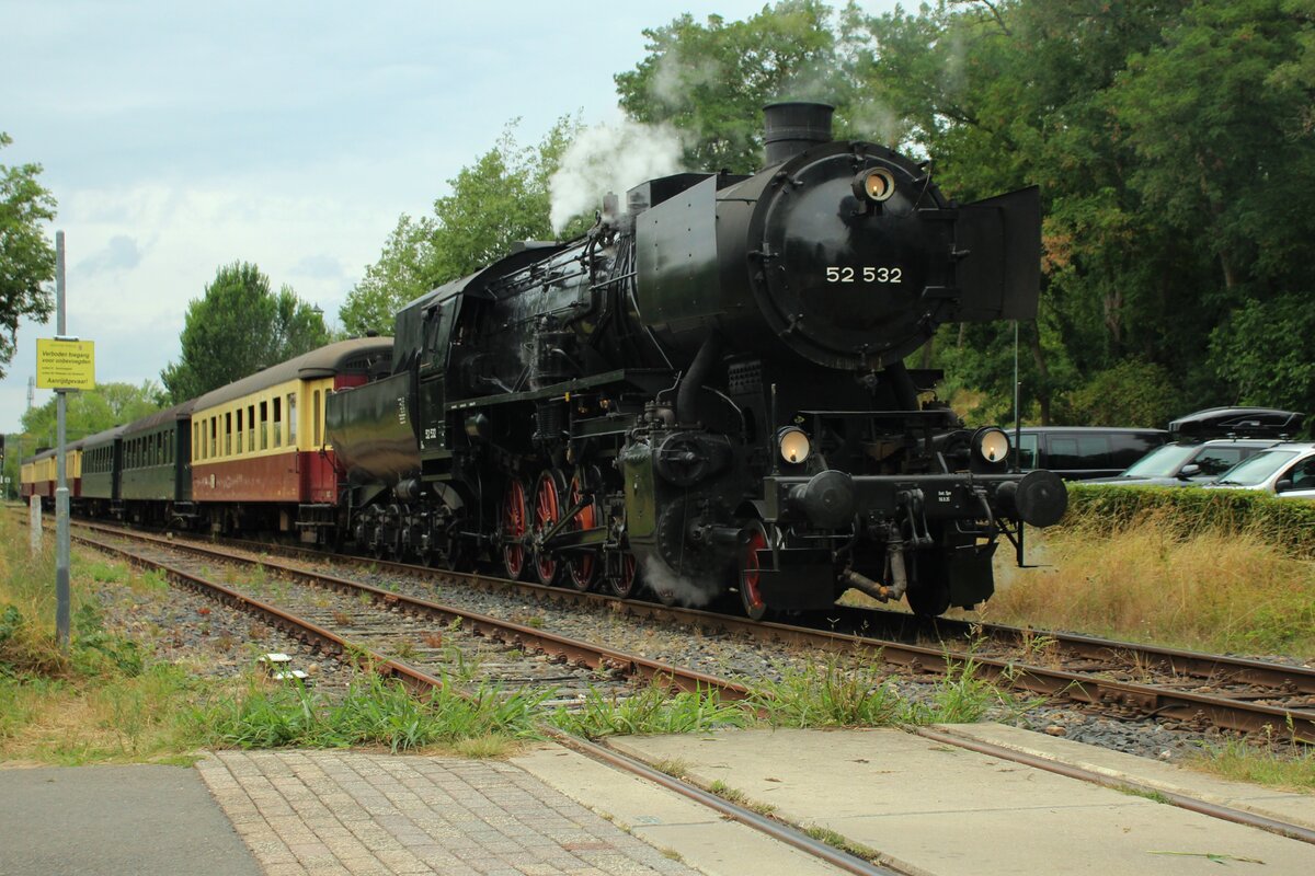 After ten years of restauration, ZLSM, ex VSM 52 532 is active again sincs May 2026. Here she stands at Schin op Geulon 19 August 2026 before a fully loaded steam train to Simpelveld. 