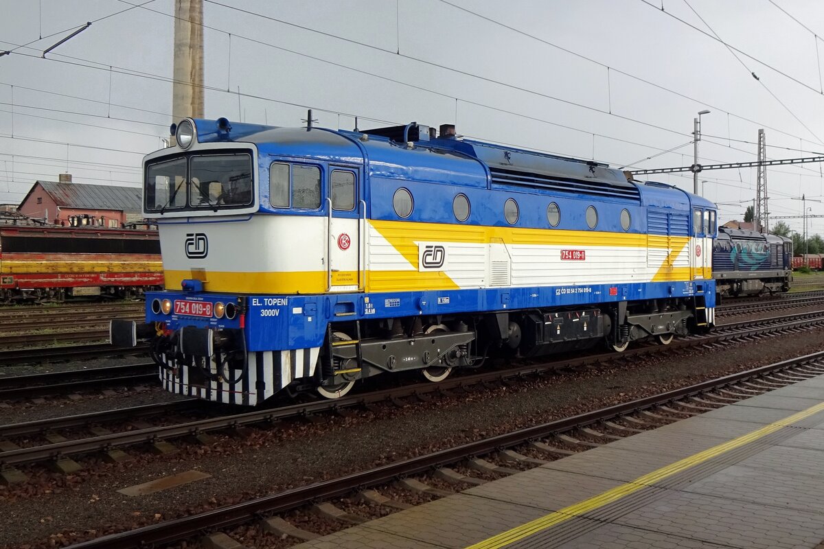 After the rain, 754 019 shows her splendor and retro colour scheme at Breclav on 26 August 2021.