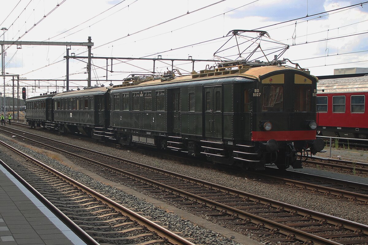 After two decades of restauration,. NSM's  own Blokkendoos (Brick's Box) 9107 entered the Dutch railway tracks on 1 August 2026 with a test ride between Amersfoort and Apeldoorn (twice). The test rides were a complete succes and here the Blokkendoos 9107 has ended her first ride to and from Apeldoorn.