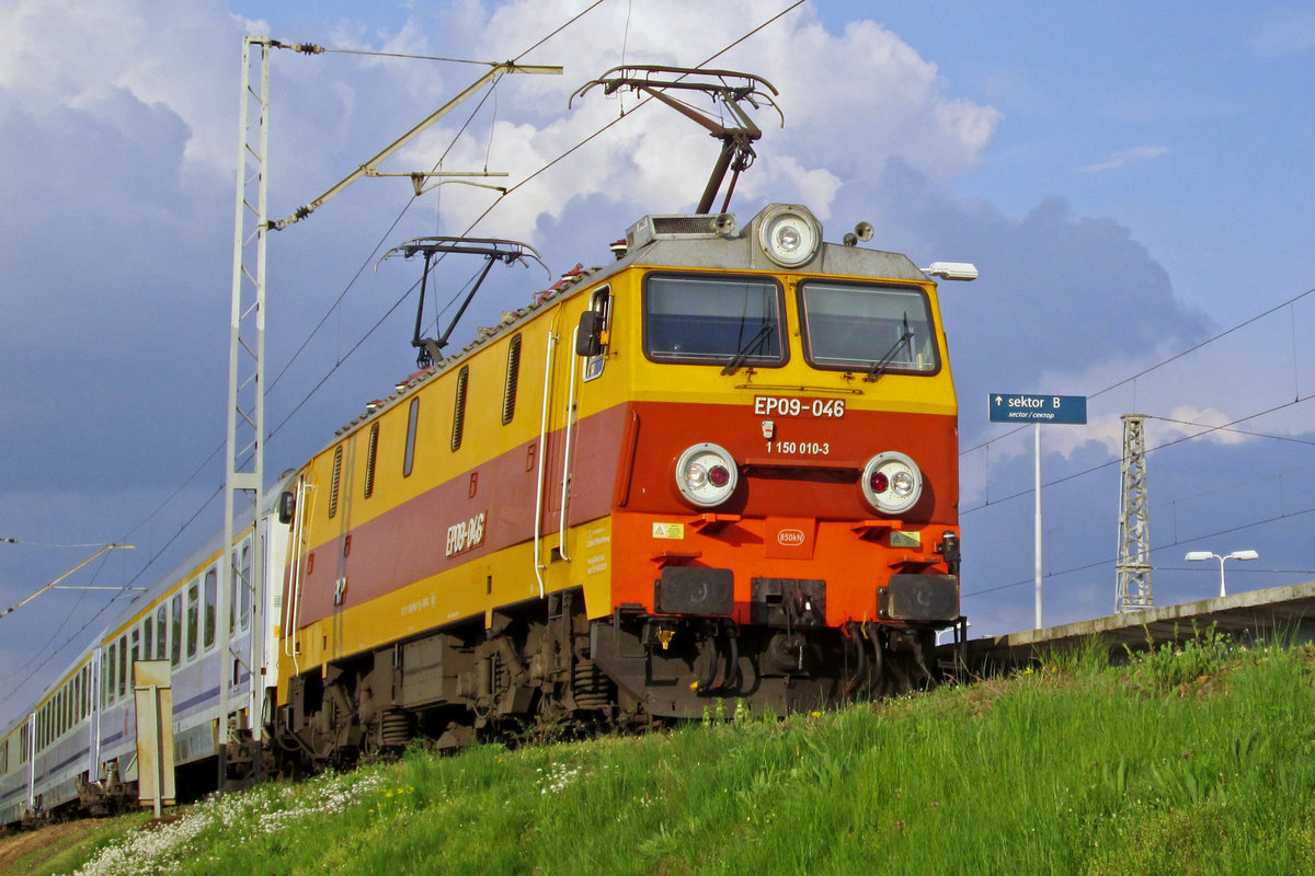 Again in retro colours, EP09-046 stands at warszawa-Wschodnia with an IC to Sczcecin Glowny on 1 May 2016.